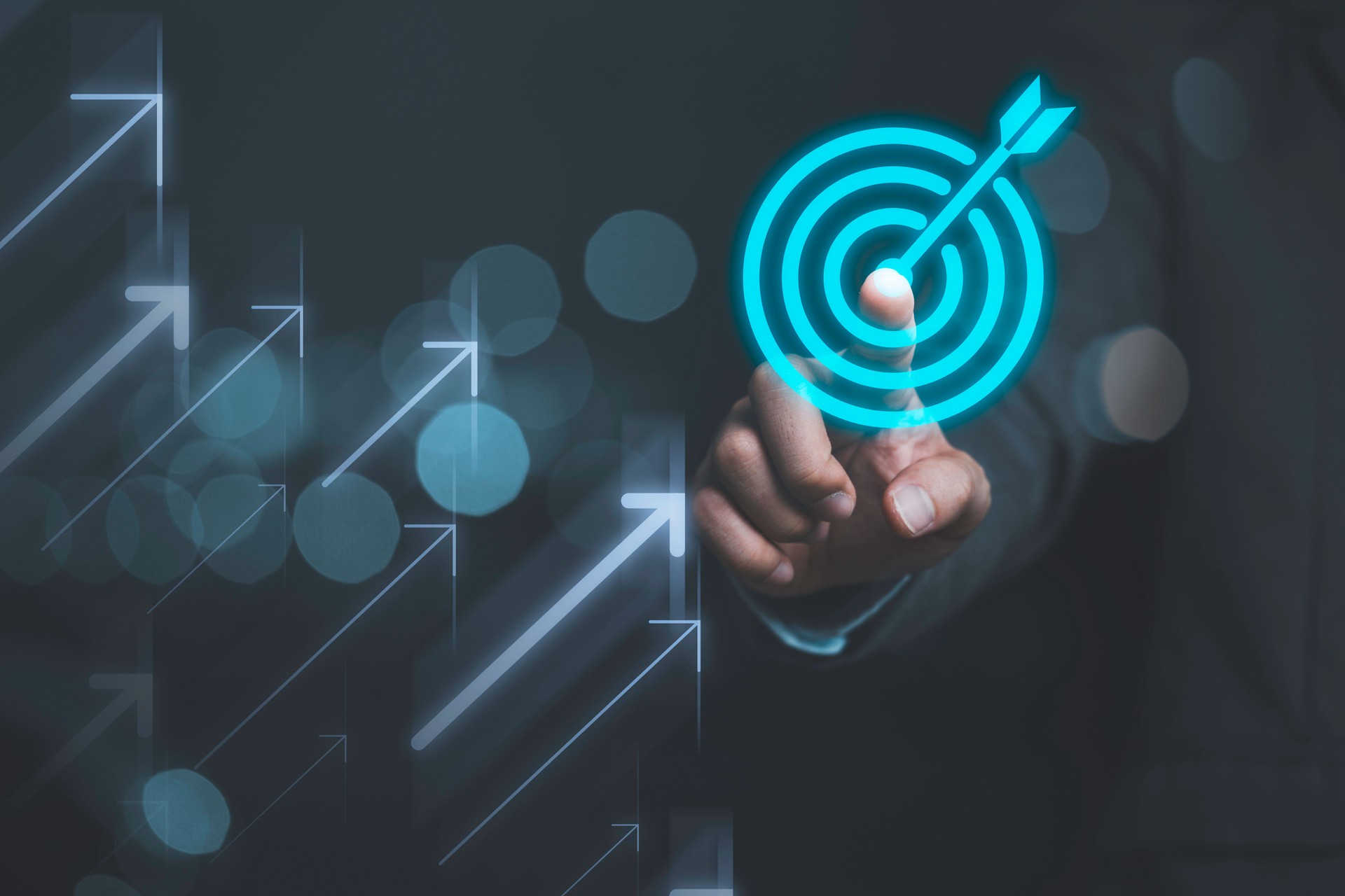 Uomo d'affari che tocca il dardo virtuale con freccia , Business Achievement objective target concept.