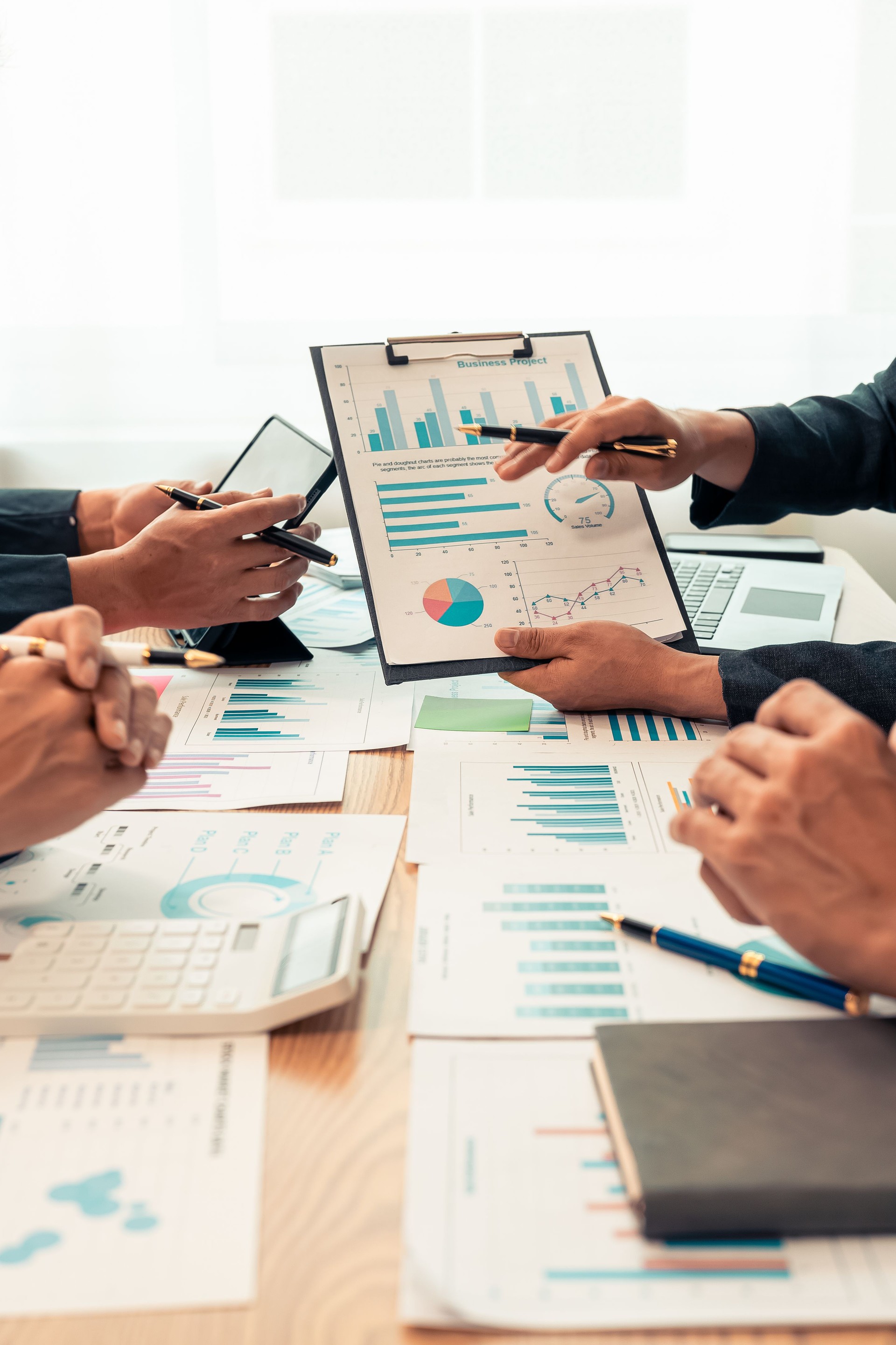 Dati di pianificazione, relazioni annuali, ricerche e budget in ufficio Discussione aziendale con documenti in riunione strategica Analisi del grafico Immagine verticale in primo piano