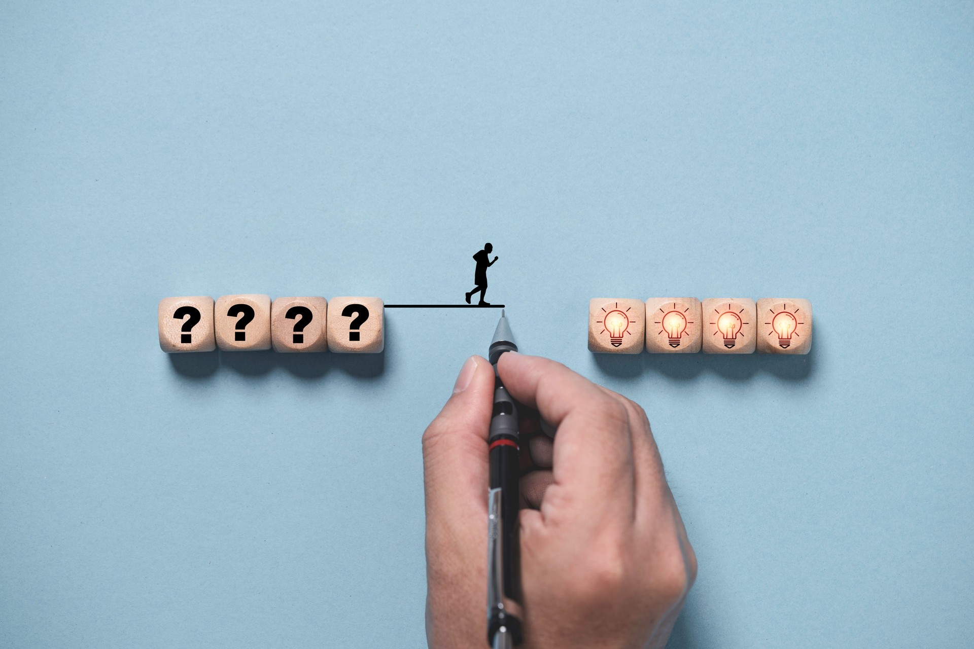 Linea di scrittura a mano per collegare tra punto interrogativo e lampadina incandescente per un'idea di pensiero creativo e un concetto di risoluzione dei problemi.