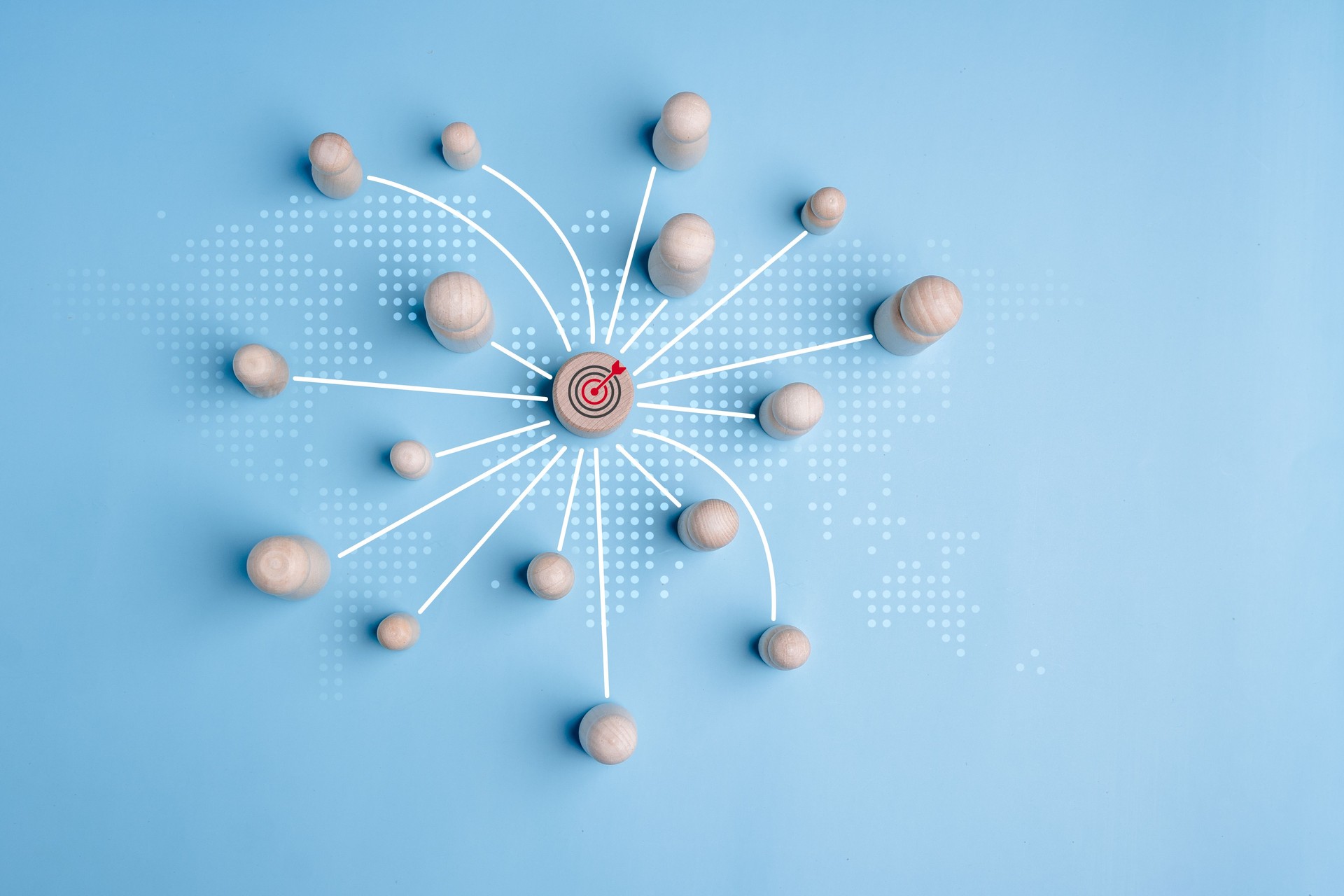 Blocco di legno con l'icona di destinazione collegata con bambole di legno del piolo collegare il collegamento per il gruppo di messa a fuoco dei clienti, il raggiungimento delle risorse di sviluppo per l'obiettivo, il concetto di gestione delle relazioni 