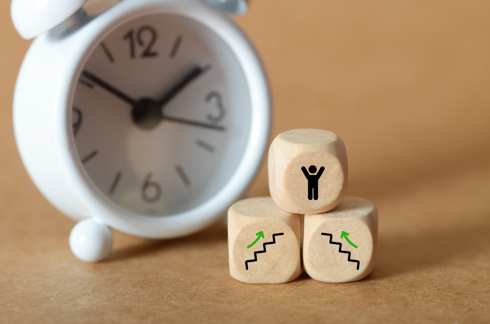 Dadi di legno che si arrampicano Gradini di successo con le braccia alzate Concetto di strategia, crescita e vittoria