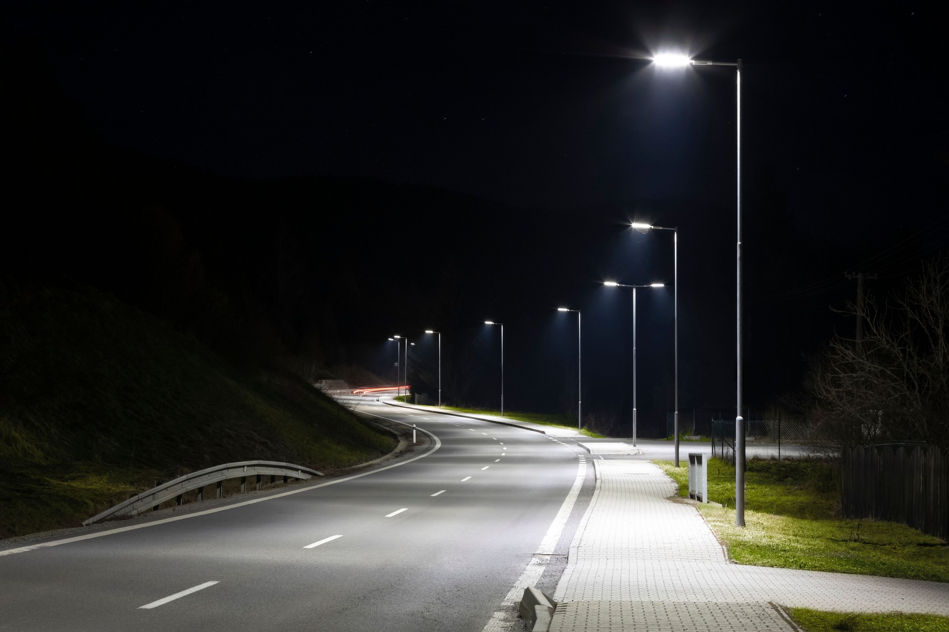 lampioni moderni con tecnologia LED di notte, strada moderna vuota