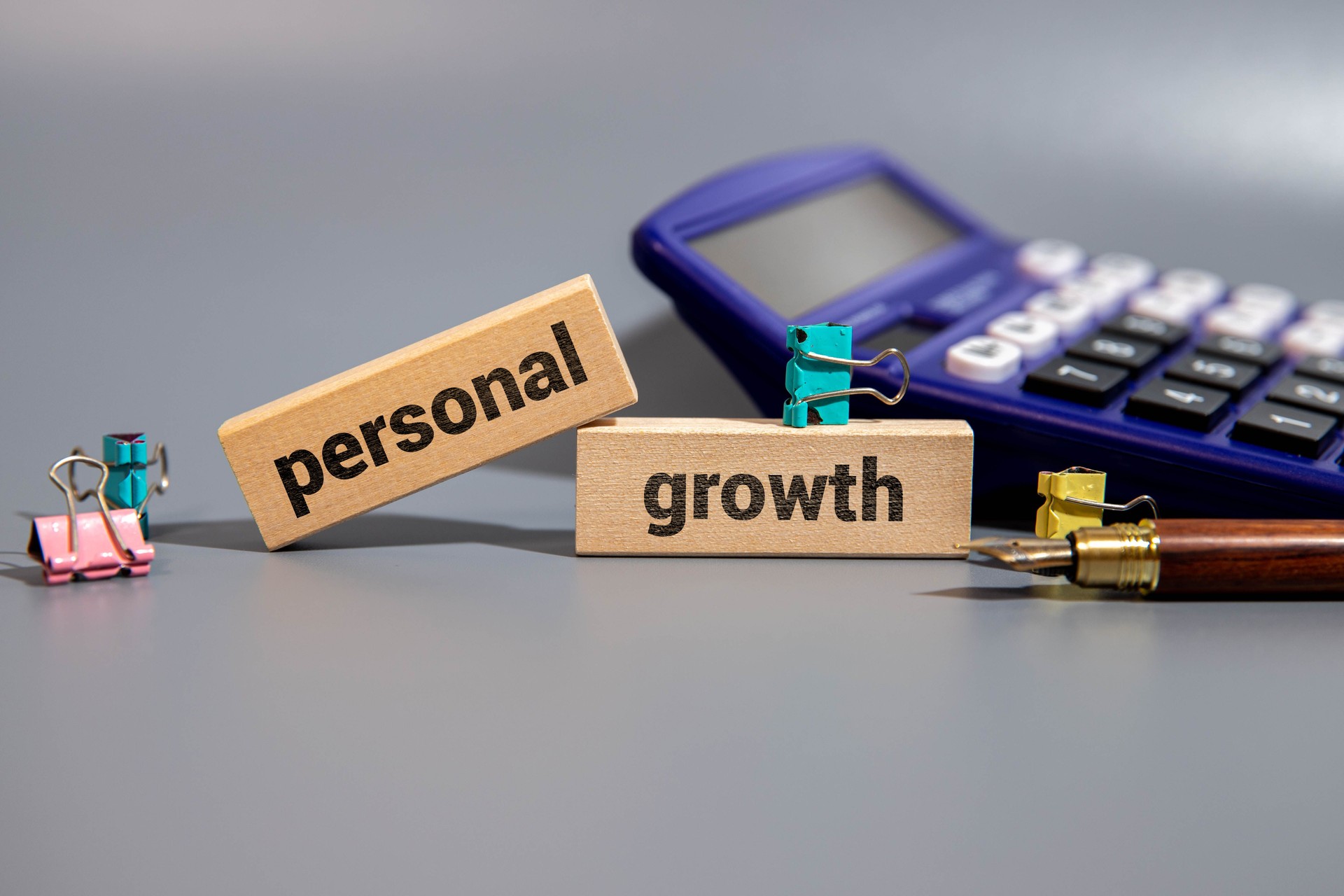 CRESCITA PERSONALE testo su blocco cartaceo con grafico
