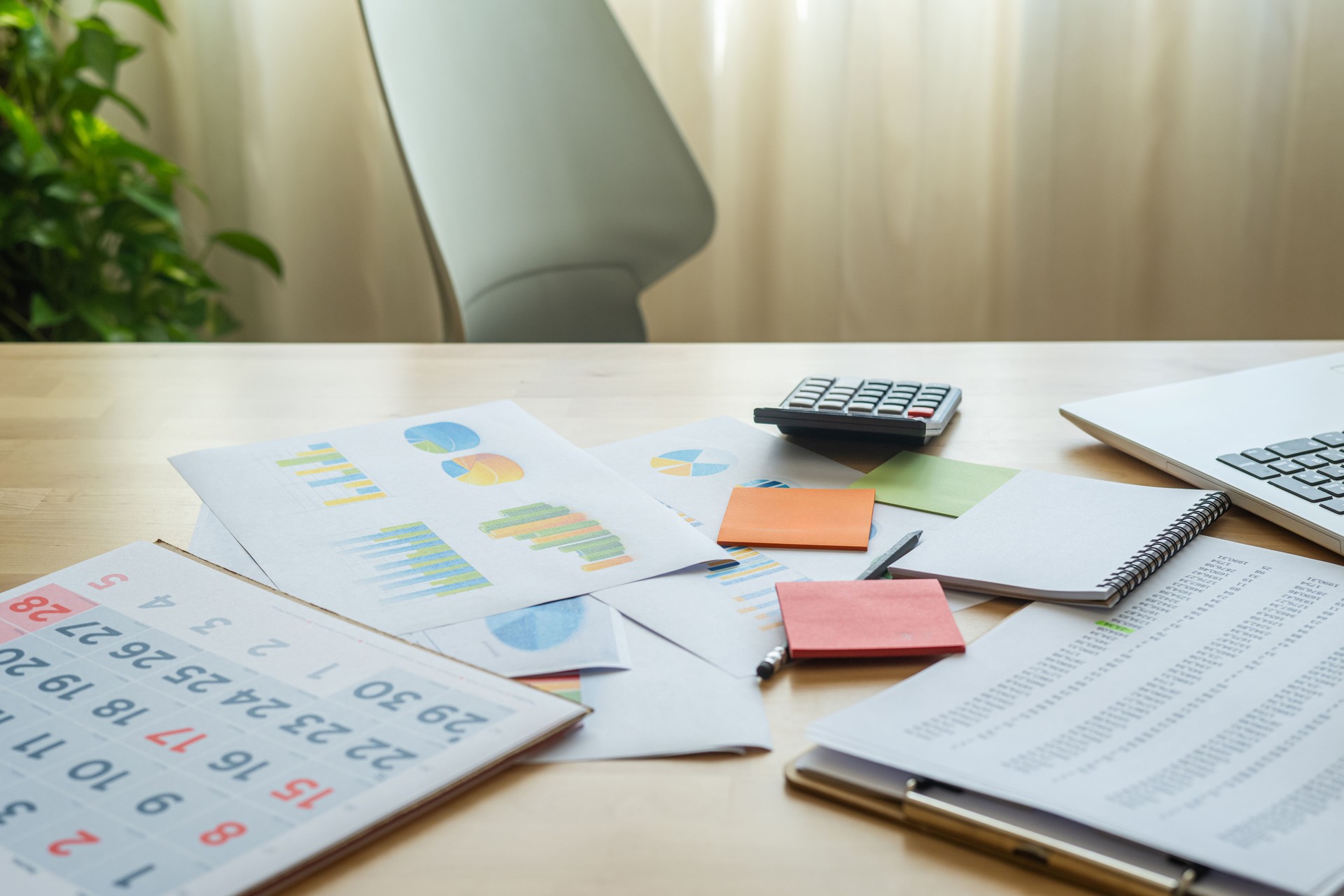 Scrivania con calendario, grafici e documenti per la pianificazione finanziaria, la pianificazione delle attività, la gestione del tempo, gli obiettivi di produttività, l'organizzazione strategica, l'analisi dei dati e la preparazione delle scadenze